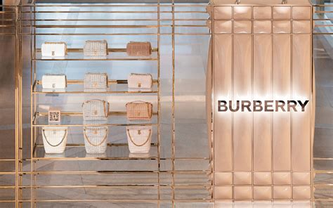 burberry sfilata pop up|The World of Lola .